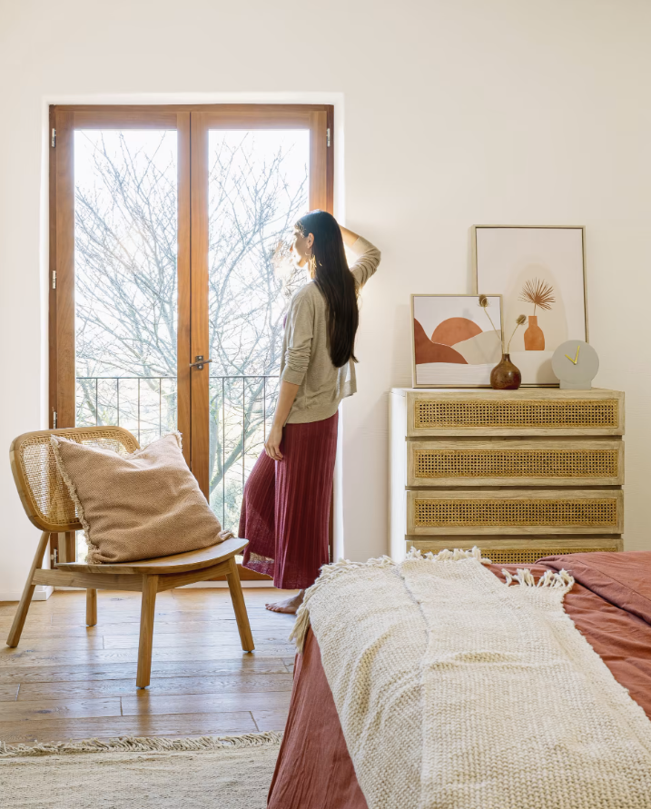 Cómoda Mareti madera maciza y chapa mindi con ratán 90x93cm