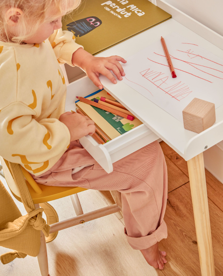 Escritorio con estantería de MDF blanco y patas de madera de pino natural