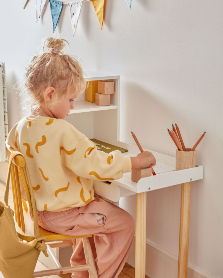 Escritorio con estantería de MDF blanco y patas de madera de pino natural