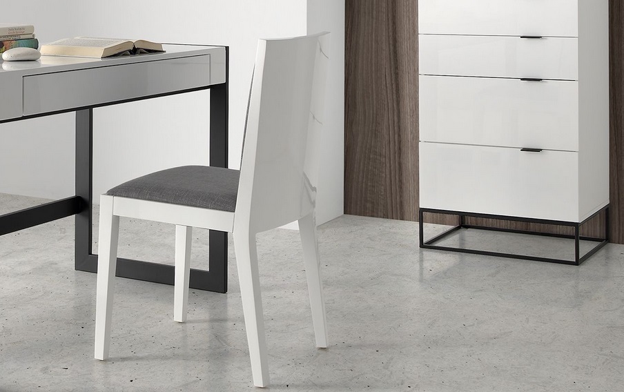 Silla madera lacada blanco brillo tela gris