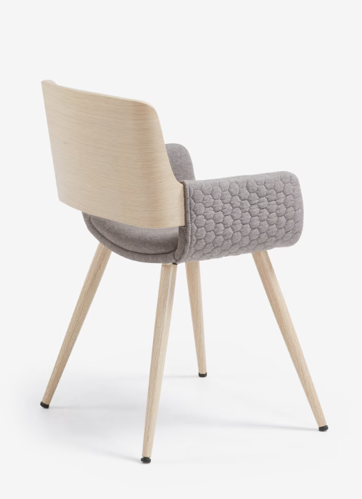 Silla Oria madera de roble curvada tapizado gris claro