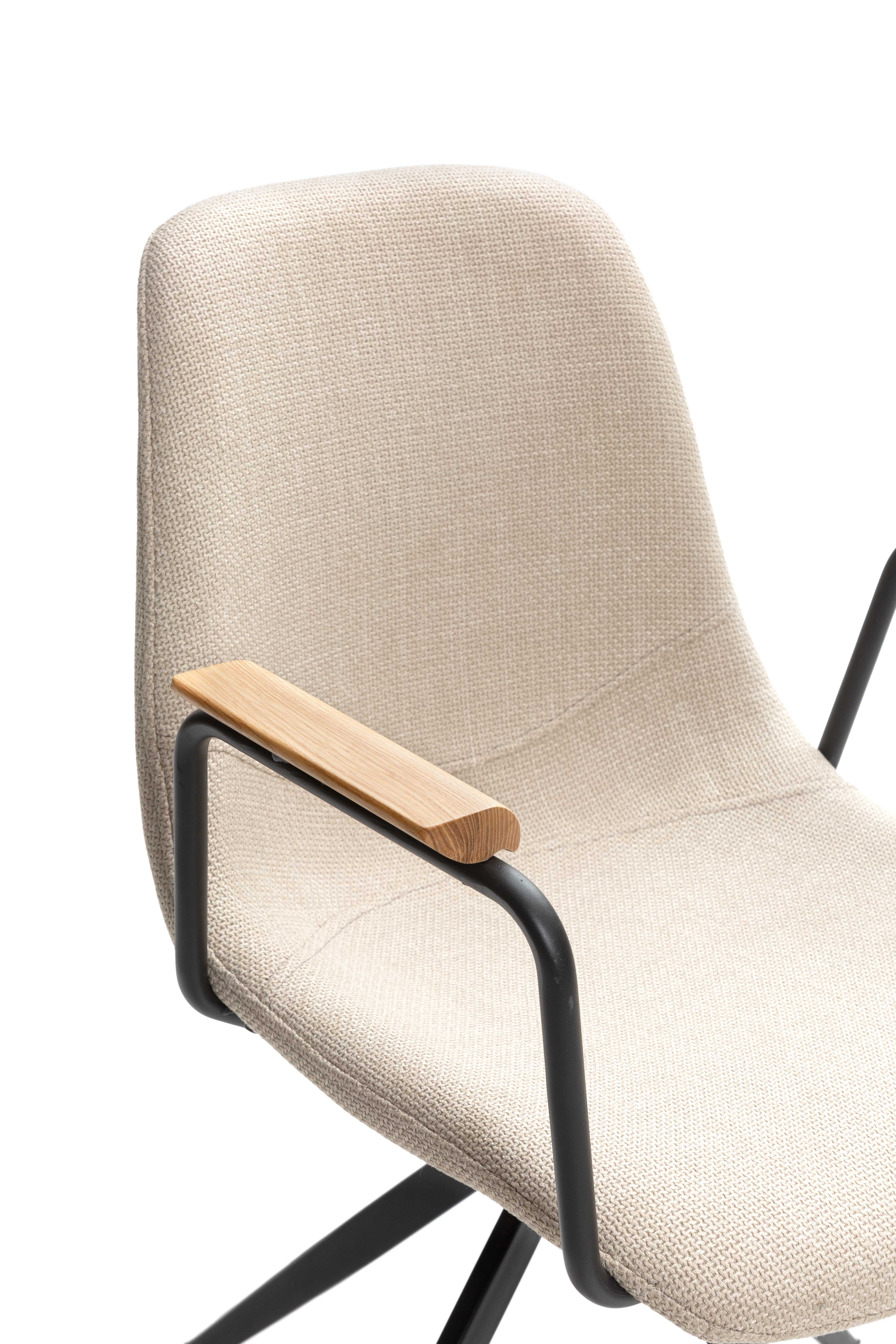 Silla Tali giratoria con brazos color beige