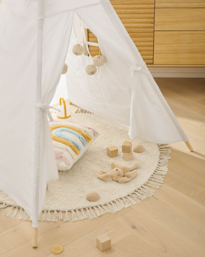 Tipi Doris 100% algodón blanco y patas de madera maciza de pino