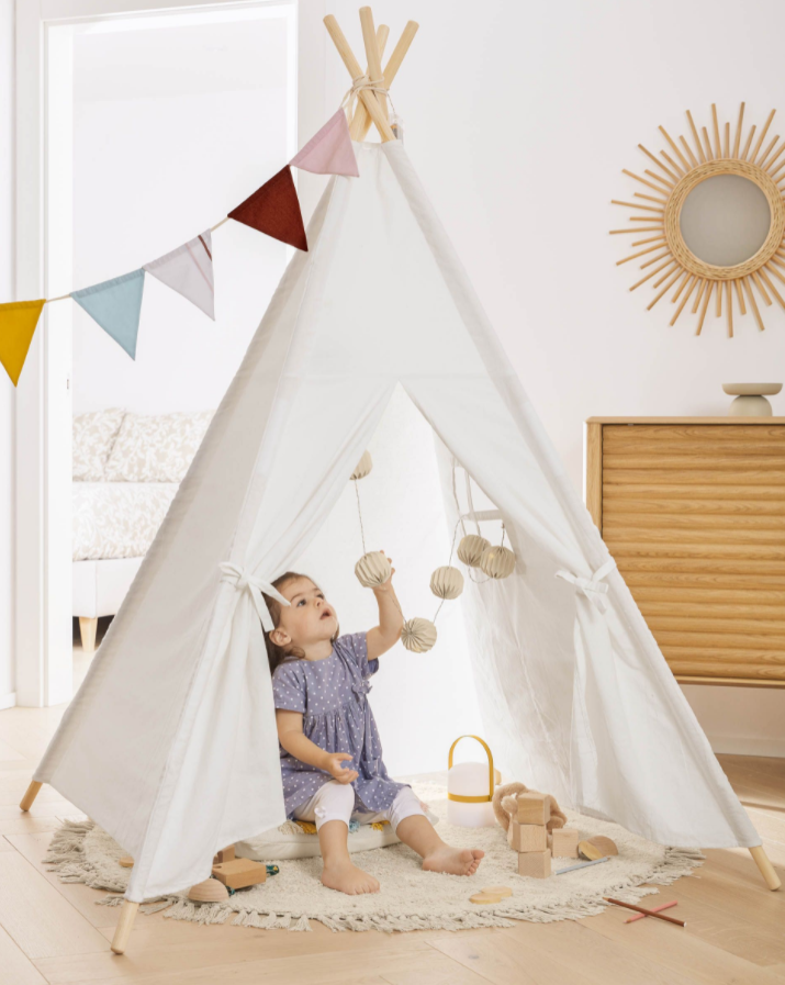 Tipi Doris 100% algodón blanco y patas de madera maciza de pino